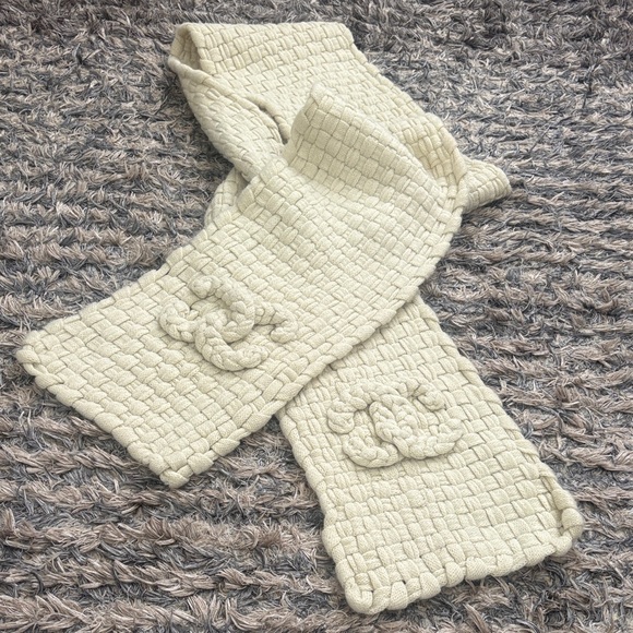 CHANEL Cream Textured Scarf - Picture 6 of 11